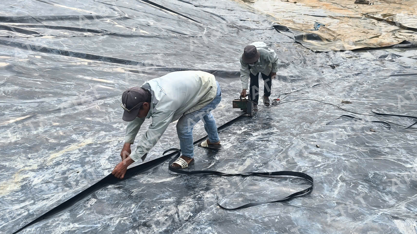 Quy trình hàn nhiệt kép đảm bảo các mối nối bạt kín khít tuyệt đối, không rò rỉ nước