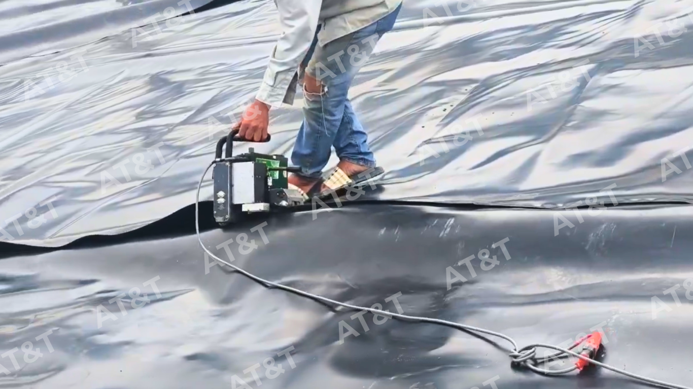 Công tác hàn nhiệt kép tự động đảm bảo độ kín khít cho các tấm màng