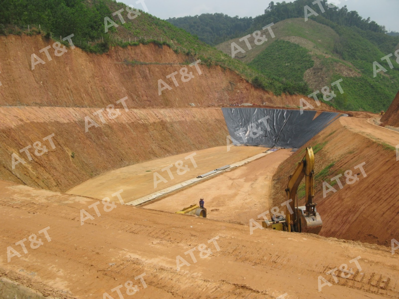 Mặt bằng bãi rác được chuẩn bị kỹ lưỡng trước khi trải màng HDPE