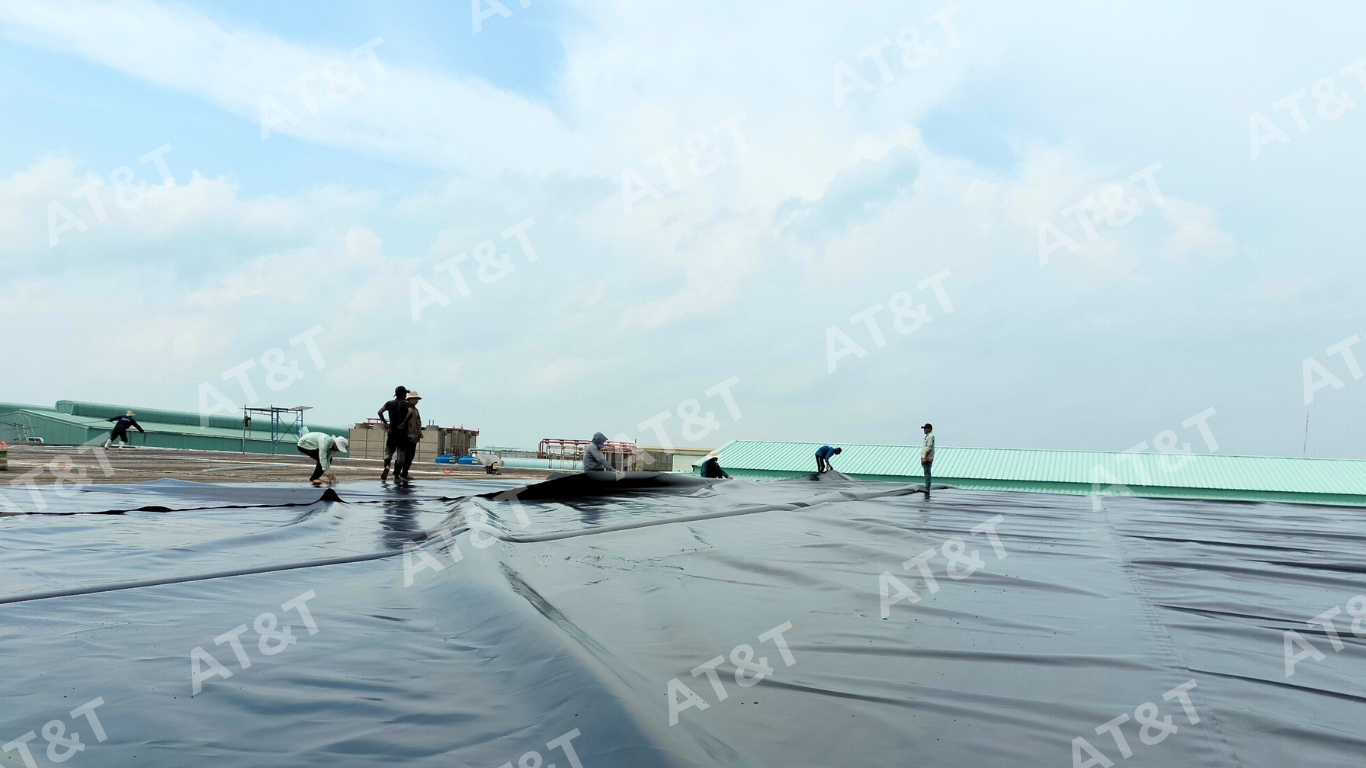 Công nhân trải màng chống thấm HDPE tại công trình