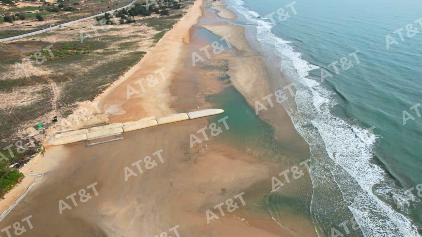 Lắp đặt ống địa kỹ thuật cho kè mềm tạo bãi Hồ Tràm