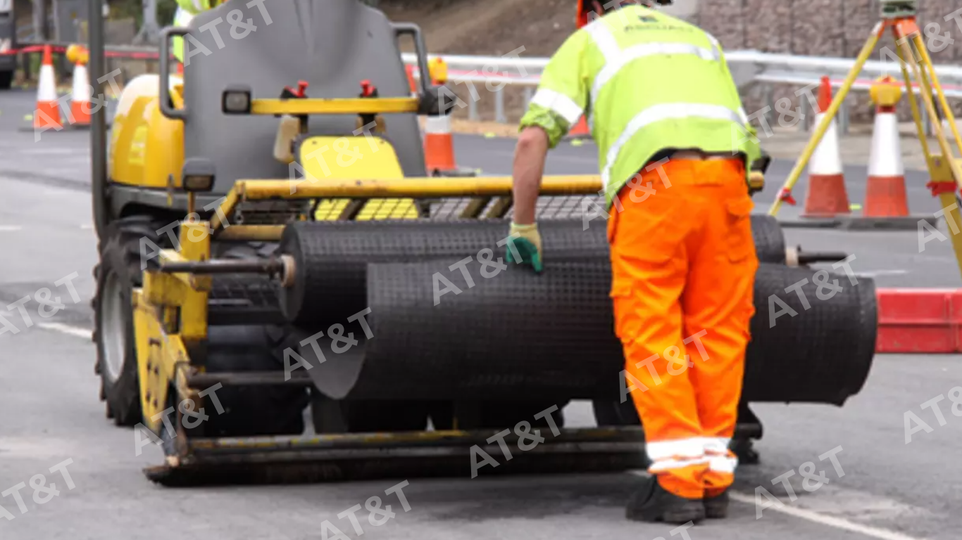 Thi công lưới địa kỹ thuật cốt sợi thủy tinh giúp tăng độ bền mặt đường