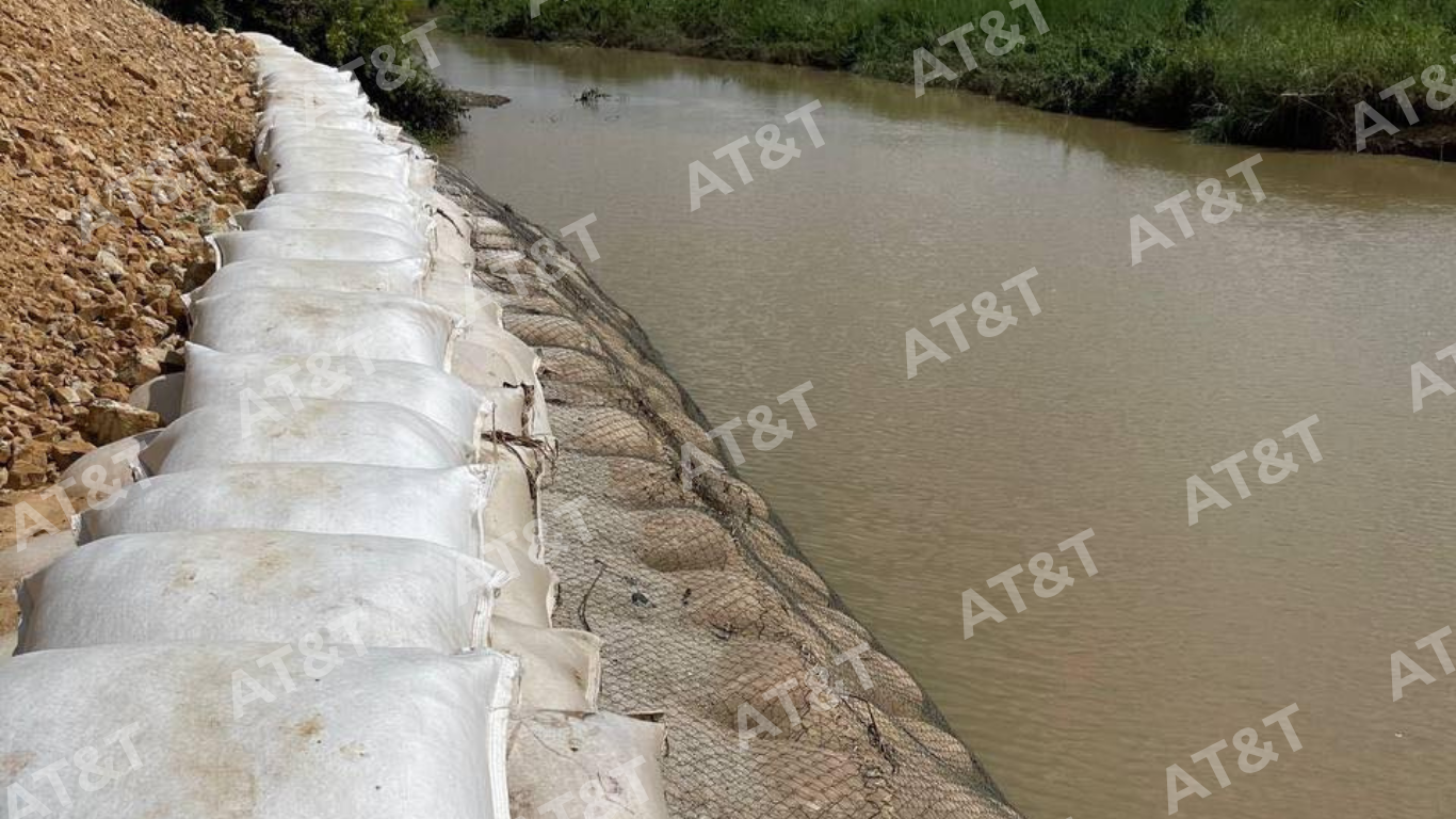 Ứng dụng bao địa Geobag trong bảo vệ bờ sông và chống xói mòn