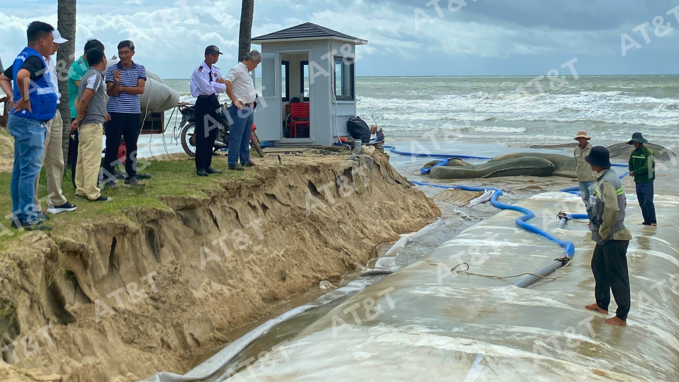 Quá trình bơm vật liệu vào ống Geotube.