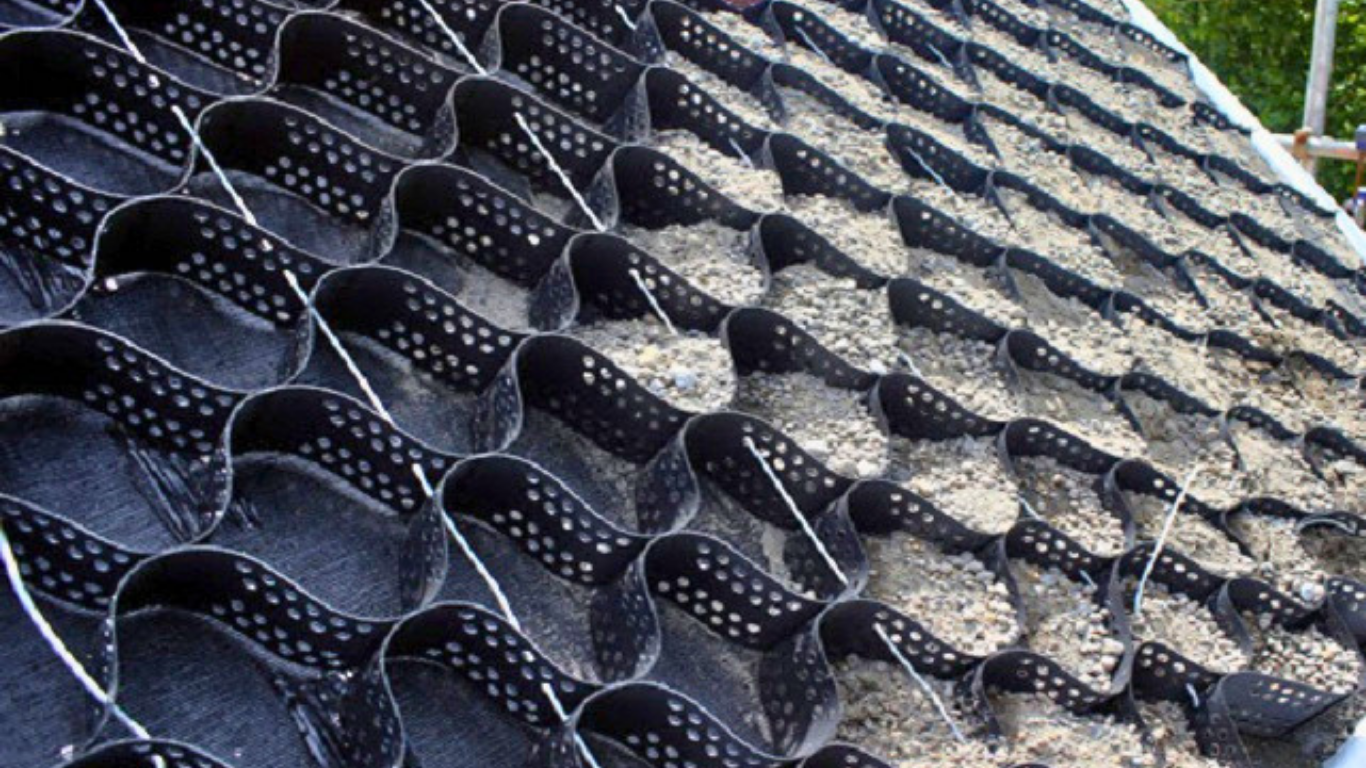 Thi công giải pháp ô ngăn hình mạng bảo vệ mái dốc