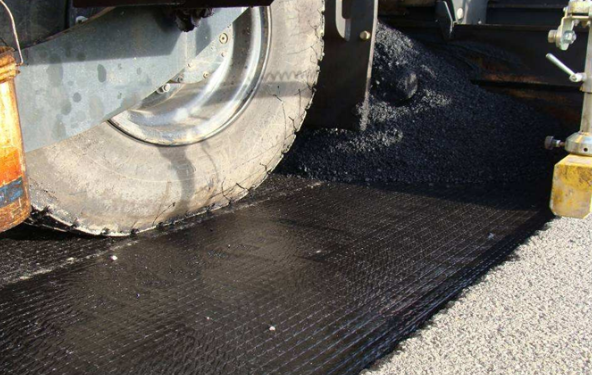 Thi công lớp bê tông nhựa phủ giúp bảo vệ và phát huy hiệu quả của lưới.