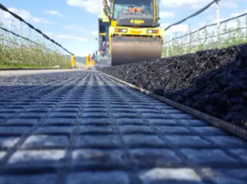 Lưới sợi thủy tinh đóng vai trò là lớp gia cường ngăn chặn nứt phản chiếu.