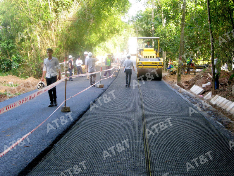 Lưới địa kỹ thuật Geogrid được ứng dụng rộng rãi trong gia cố nền đường và nền đất yếu.