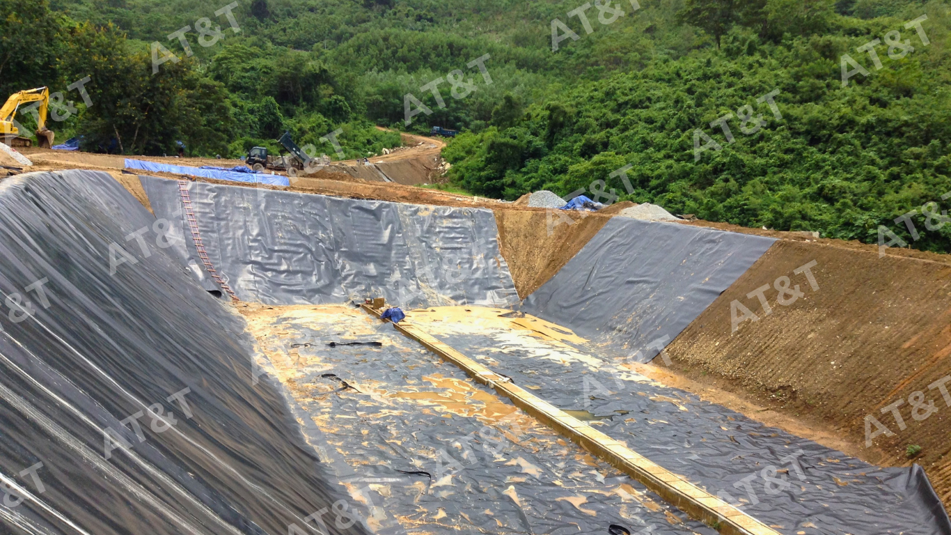 Trải màng HDPE lót đáy bãi rác