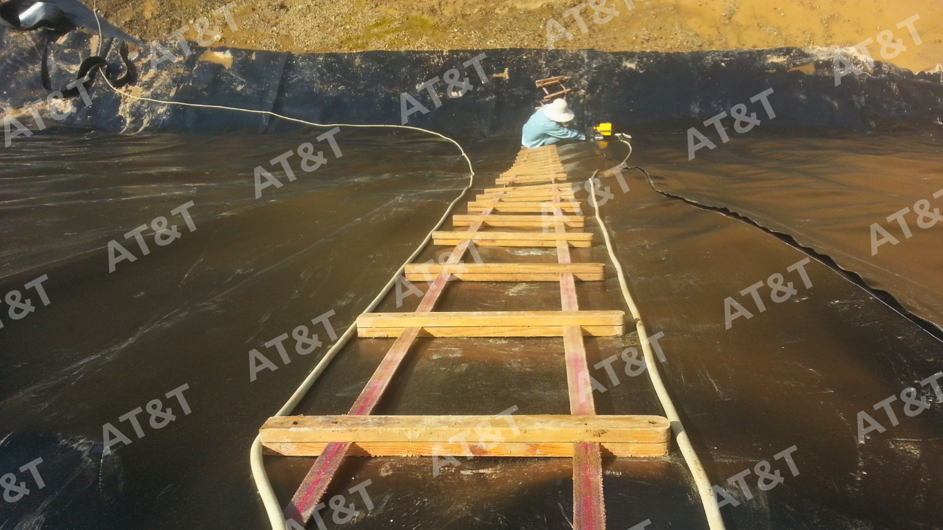 Kỹ thuật hàn màng HDPE lót đáy bãi rác bằng máy hàn kép
