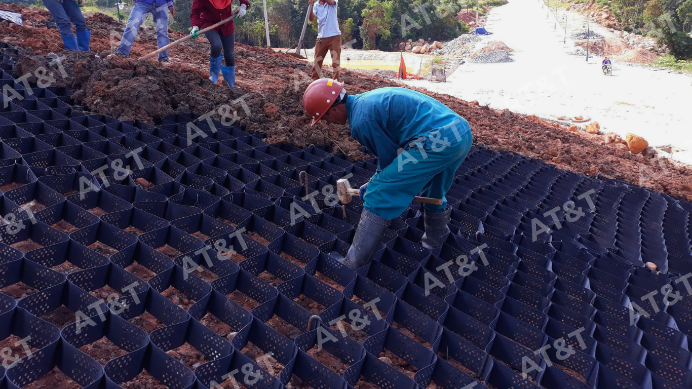 Ghim cọc sắt thi công geocell trồng cỏ