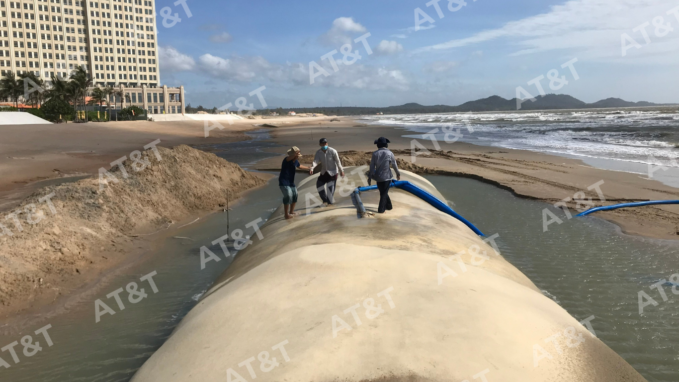 Kè mềm geotube được triển khai tại công trình bảo vệ bờ biển