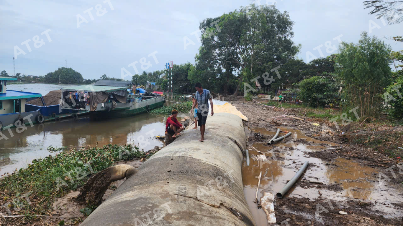Thi công bơm hỗn hợp cát nước vào kè mềm geotube tại công trình kè sông
