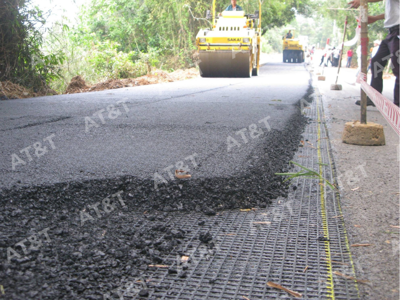 Hình 2: Cơ chế phân bố tải trọng của lưới địa kỹ thuật gia cố nền đường.