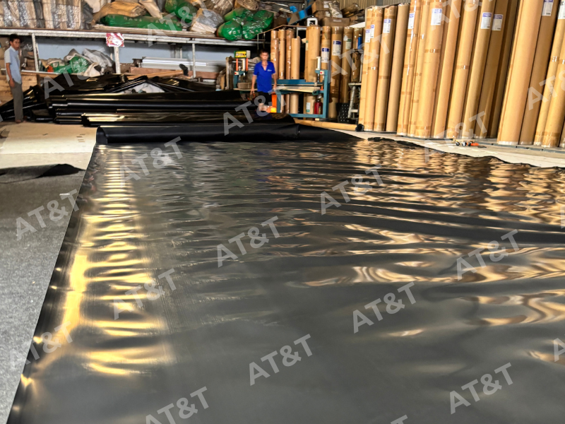 Hình 1: Màng HDPE tạo lớp ngăn cách liên tục giúp hạn chế rò rỉ nước và chất lỏng trong công trình.