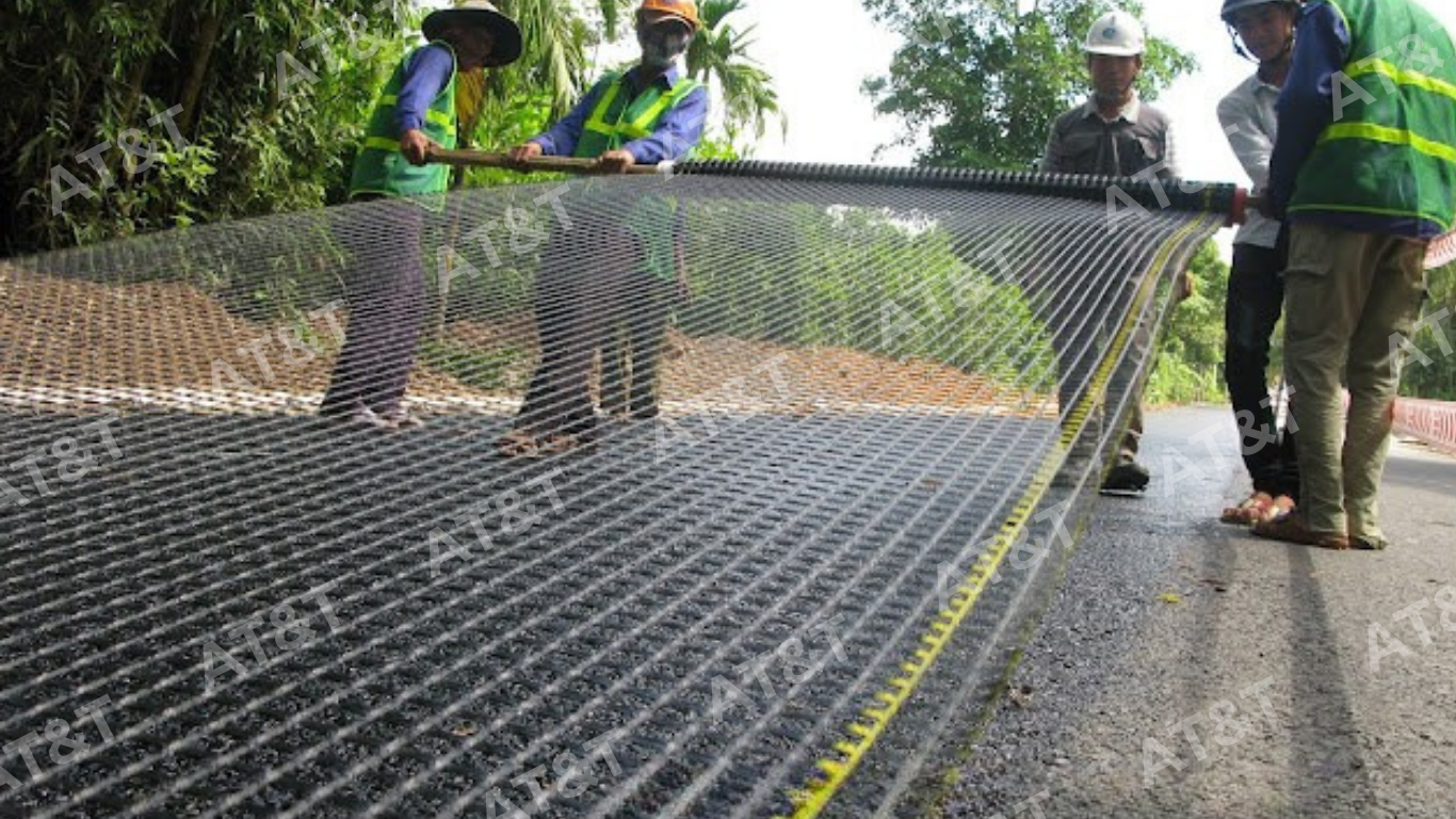 Lưới sợi thủy tinh được bố trí trước khi thi công lớp bê tông nhựa.