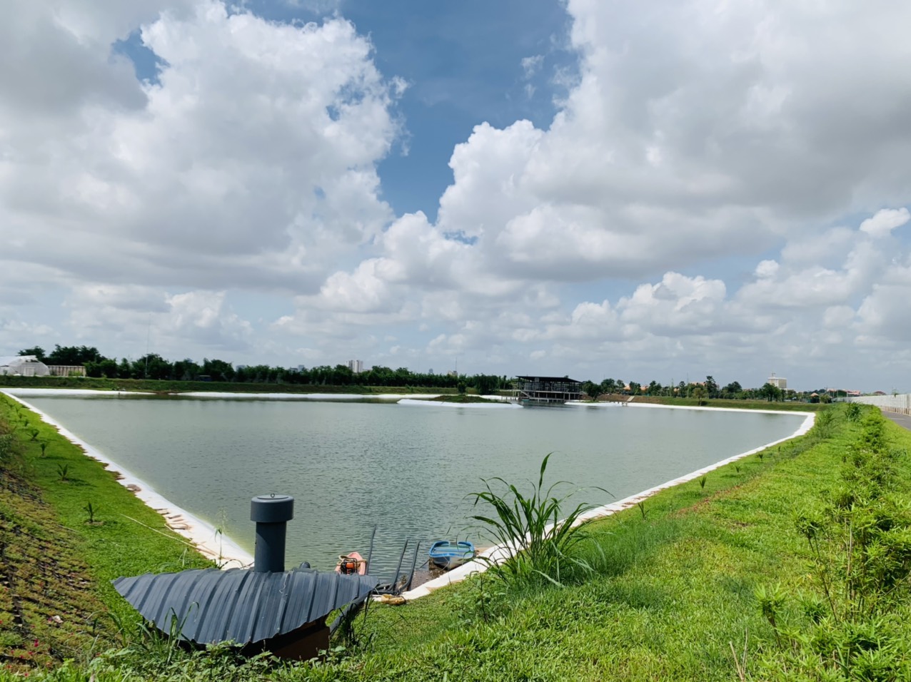 Màng chống thấm màu trắng được sản xuất từ hạt nhựa nguyên sinh kết hợp phụ gia kháng UV vượt trội.