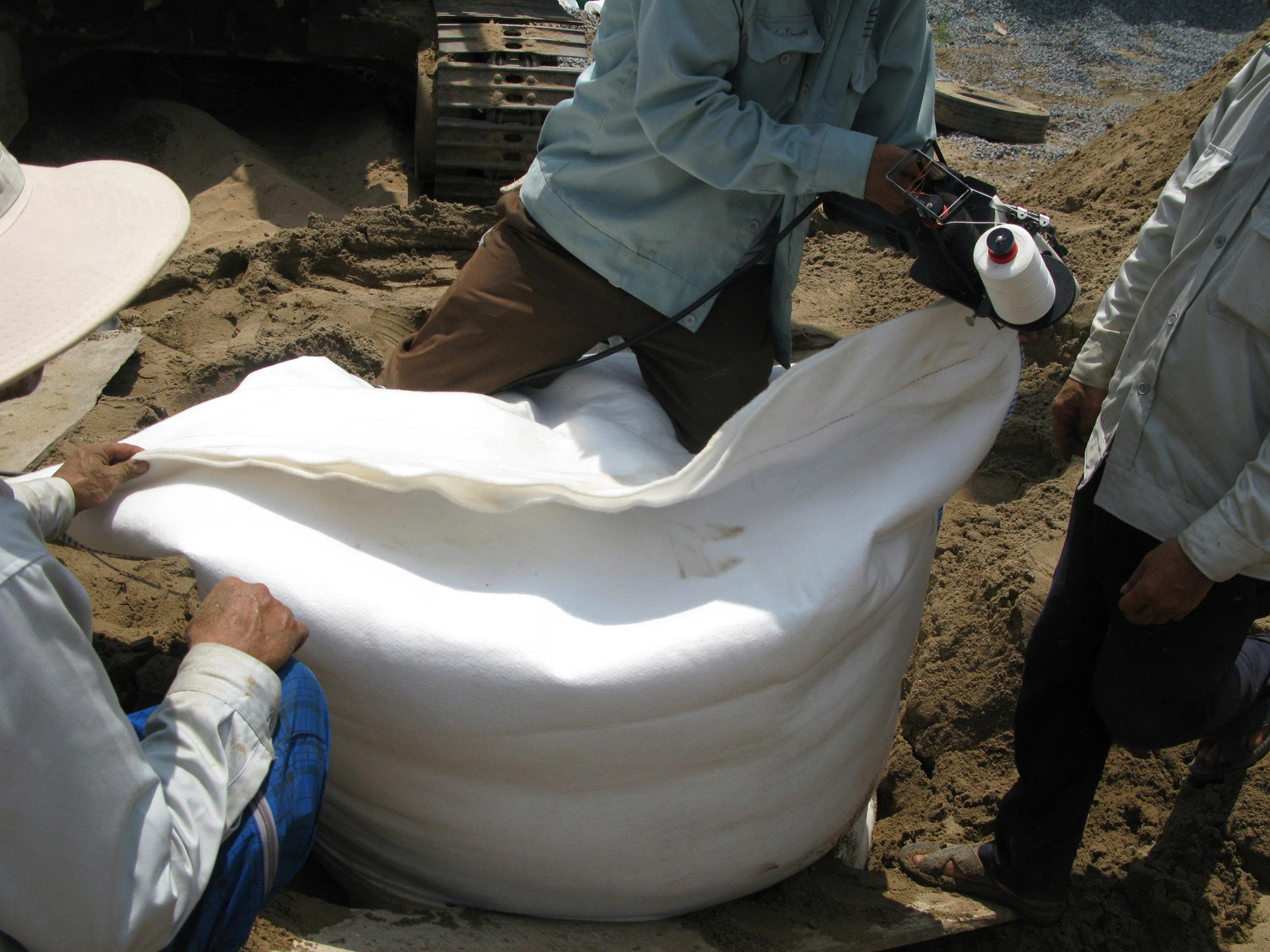 Hình: Kè bảo vệ bờ ao bằng bao Geobag giúp gia cố mái bờ và hạn chế xói mòn.