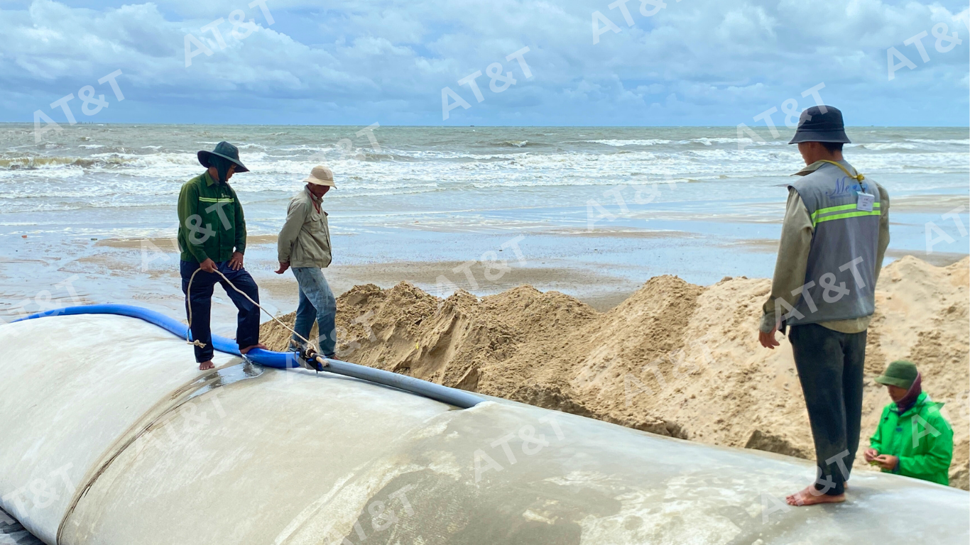 Hình: Ống Geotube sau khi được bơm vật liệu tạo thành kết cấu kè mềm phục vụ bảo vệ và ổn định khu vực ven biển.