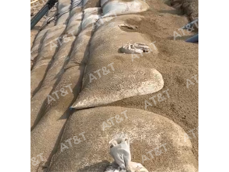 Ống địa kỹ thuật MR401 tạo thành khối kè liên tục dọc khu vực cần gia cố tại farm.