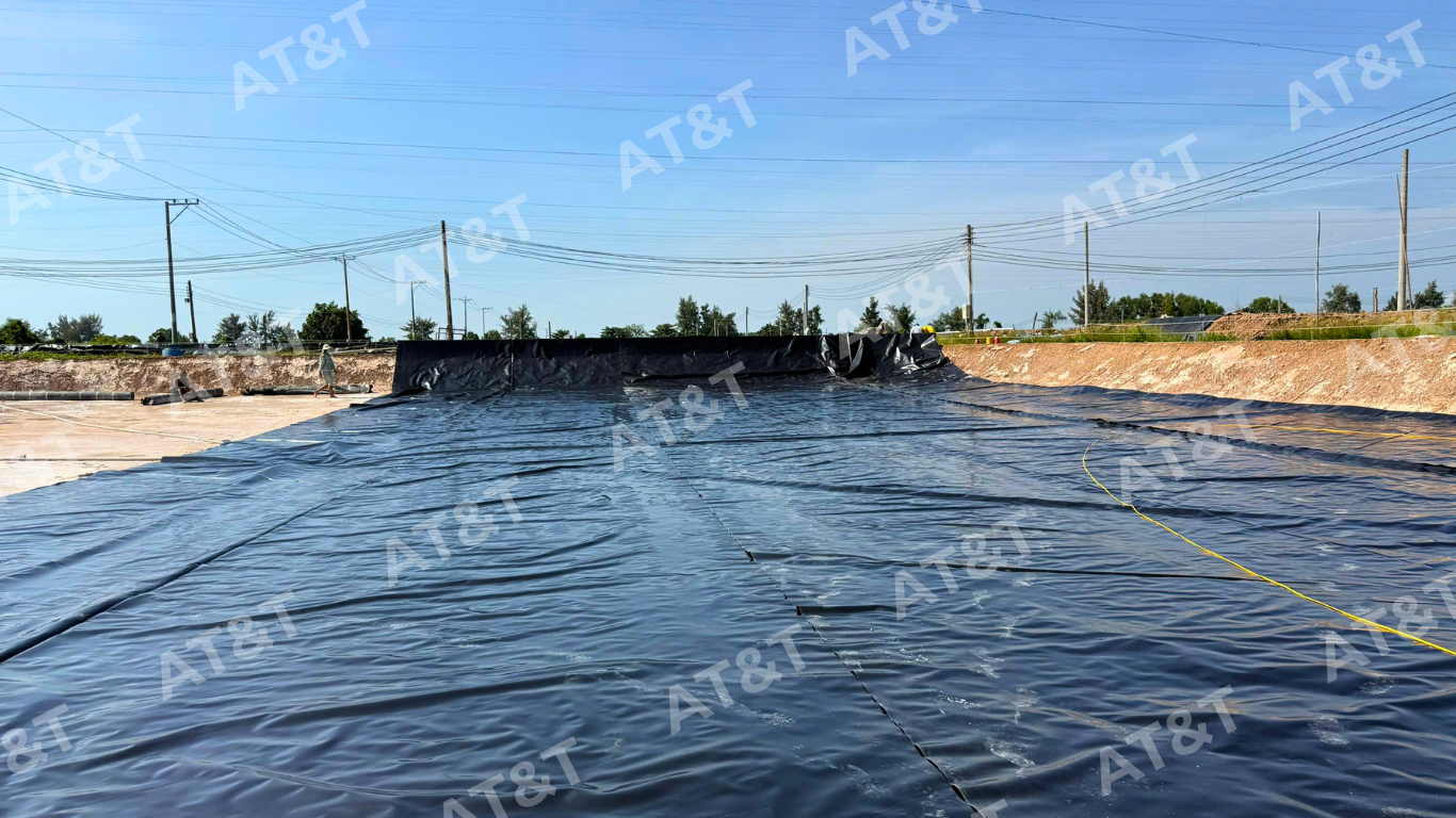 Kỹ thuật viên trải màng HDPE