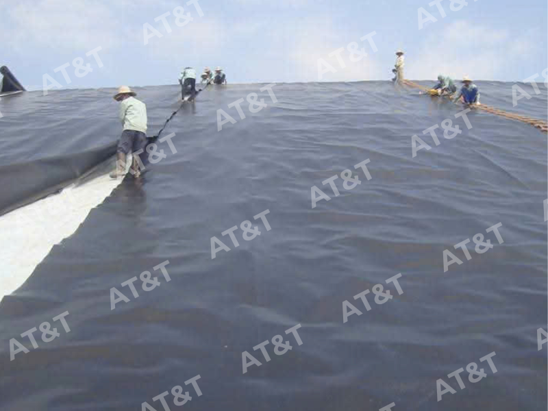Hình: Hàn nối các tấm màng HDPE bằng máy hàn chuyên dụng tại công trường.