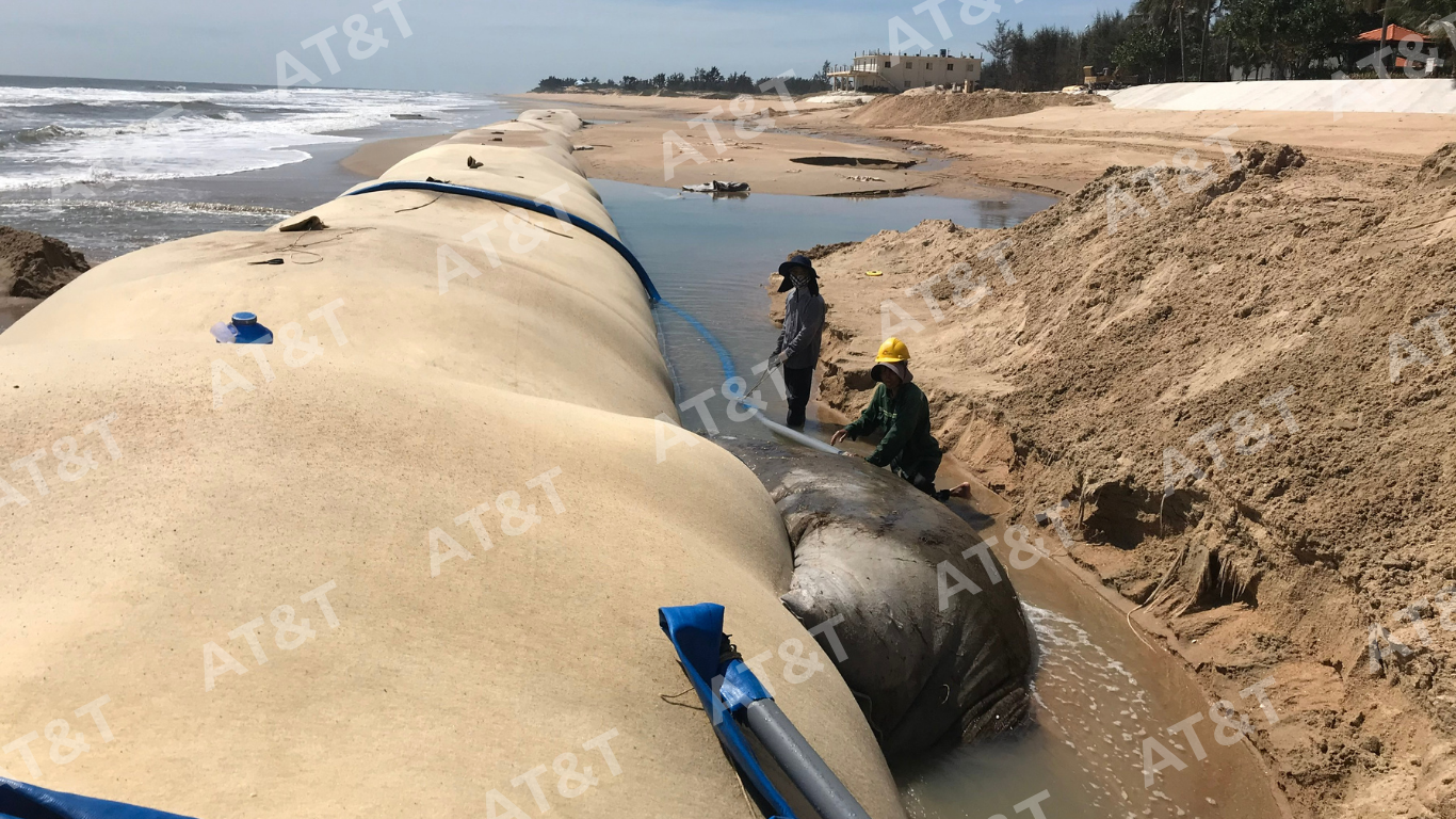 Hình: Geotube được sử dụng trong phương án bảo vệ bờ biển nhằm giảm tác động của sóng lên khu vực cần gia cố.