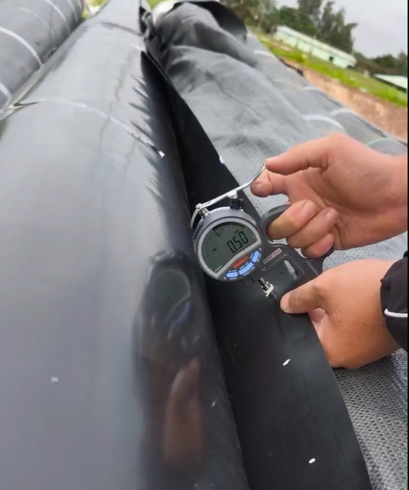 Hình: Khảo sát mặt bằng và kiểm tra vật liệu trước khi trải màng HDPE giúp hạn chế nguy cơ hư hỏng trong quá trình thi công.